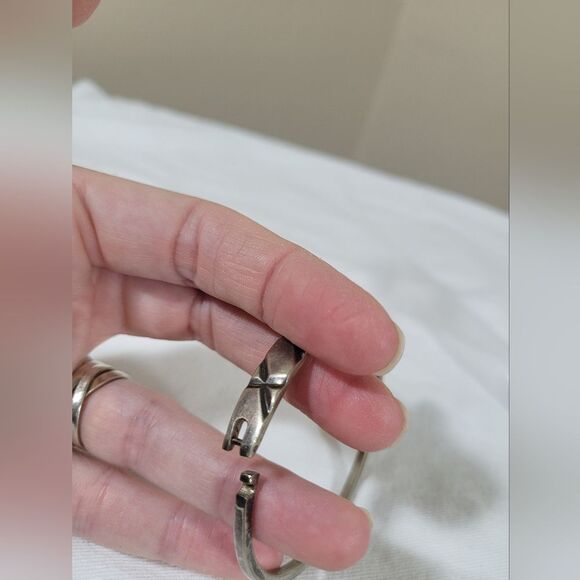 Vintage Kisses Sterling Clip Bangle Bracelet - Picture 3 of 4